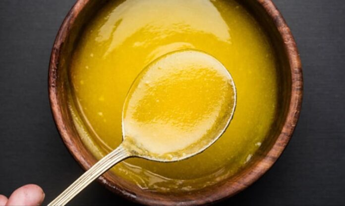 Ghee, yani sade yağ, Hindistan mutfağında ve dünya mutfaklarında uzun yıllardır kullanılan geleneksel bir pişirme malzemesidir. Ghee ile pişirme, yiyeceklerin aromasını yoğunlaştırırken dokusunu korumasını sağlar. Bu teknik, özellikle sebze, et ve baklagillerde tercih edilir ve yemeklere hem lezzet hem de zengin bir aroma katar. Konulu bir haber görseli.