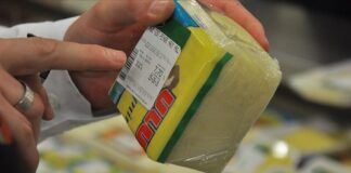 Günümüzde sağlıklı beslenme bilincinin artmasıyla birlikte, gıda etiket okuma alışkanlığı da önem kazandı. Tüketiciler, satın aldıkları ürünlerin içeriklerini, besin değerlerini ve üretim detaylarını öğrenerek daha bilinçli tercihler yapabiliyor. Ancak, pek çok kişi etiketler üzerinde yer alan bilgilerin ne anlama geldiğini tam olarak bilmiyor. Bu durum, yanlış ürün seçimlerine ve sağlıksız beslenme alışkanlıklarına yol açabiliyor. Konulu bir haber görseli.