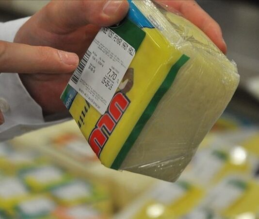 Günümüzde sağlıklı beslenme bilincinin artmasıyla birlikte, gıda etiket okuma alışkanlığı da önem kazandı. Tüketiciler, satın aldıkları ürünlerin içeriklerini, besin değerlerini ve üretim detaylarını öğrenerek daha bilinçli tercihler yapabiliyor. Ancak, pek çok kişi etiketler üzerinde yer alan bilgilerin ne anlama geldiğini tam olarak bilmiyor. Bu durum, yanlış ürün seçimlerine ve sağlıksız beslenme alışkanlıklarına yol açabiliyor. Konulu bir haber görseli.