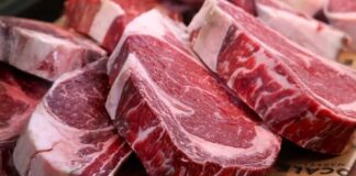 Gıda güvenliği, hem bireylerin sağlığını korumak hem de toplum sağlığını güvence altına almak açısından kritik bir konudur. Taze ve doğru şekilde işlenmiş ürünlerin tüketilmesi, olası sağlık sorunlarının önüne geçiyor. Doğal malzemeler kullanımı ve hijyen kurallarına uyum, gıda güvenliğinin temel unsurları arasında yer alıyor. Konulu bir haber görseli.