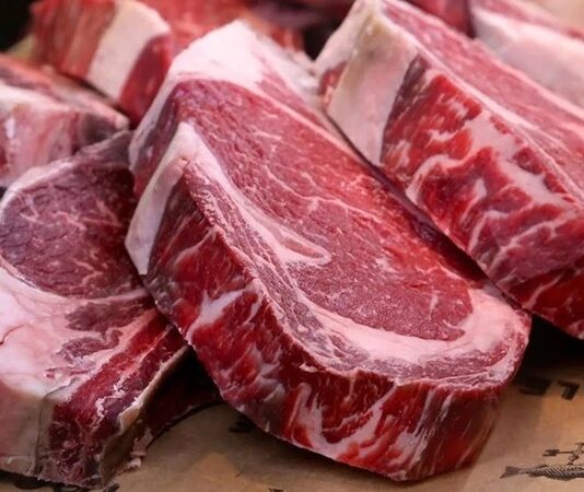 Gıda güvenliği, hem bireylerin sağlığını korumak hem de toplum sağlığını güvence altına almak açısından kritik bir konudur. Taze ve doğru şekilde işlenmiş ürünlerin tüketilmesi, olası sağlık sorunlarının önüne geçiyor. Doğal malzemeler kullanımı ve hijyen kurallarına uyum, gıda güvenliğinin temel unsurları arasında yer alıyor. Konulu bir haber görseli.