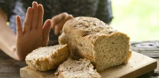 Glutensiz beslenme, hem çölyak hastaları hem de glutene duyarlılığı olan bireyler için vazgeçilmez bir yaşam biçimi haline gelmiştir. Ancak günümüzde sadece sağlık zorunlulukları değil, sağlıklı yaşam trendleri de glutensiz tarifleri popüler hale getirmiştir. Glutensiz mutfak, buğday, arpa ve çavdar gibi gluten içeren tahılları kullanmadan da lezzetli yemekler hazırlayabileceğimizi gösterir. Üstelik bu yemekler, doğru malzeme seçimi ve doğru tekniklerle hazırlandığında damak zevkinden ödün vermeden sofraları zenginleştirebilir. Konulu bir haber görseli.