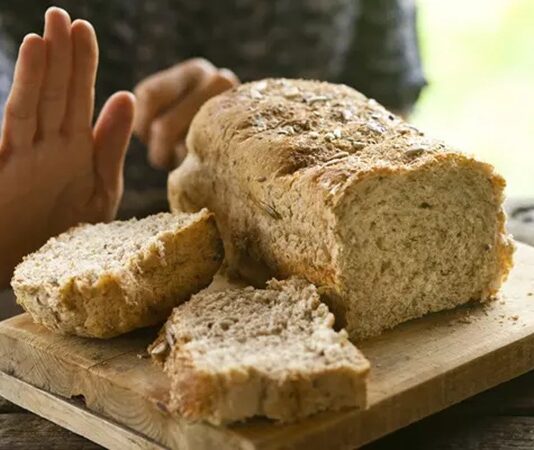 Glutensiz beslenme, hem çölyak hastaları hem de glutene duyarlılığı olan bireyler için vazgeçilmez bir yaşam biçimi haline gelmiştir. Ancak günümüzde sadece sağlık zorunlulukları değil, sağlıklı yaşam trendleri de glutensiz tarifleri popüler hale getirmiştir. Glutensiz mutfak, buğday, arpa ve çavdar gibi gluten içeren tahılları kullanmadan da lezzetli yemekler hazırlayabileceğimizi gösterir. Üstelik bu yemekler, doğru malzeme seçimi ve doğru tekniklerle hazırlandığında damak zevkinden ödün vermeden sofraları zenginleştirebilir. Konulu bir haber görseli.