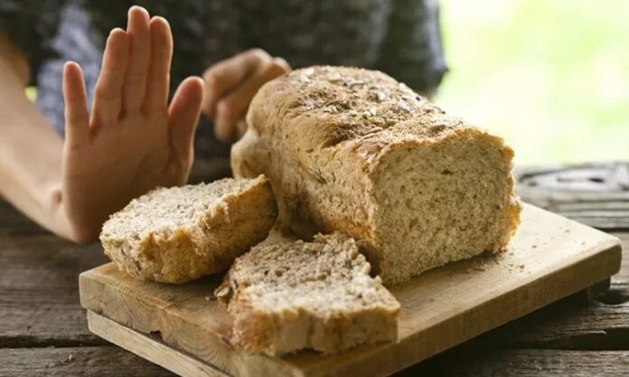 Glutensiz beslenme, hem çölyak hastaları hem de glutene duyarlılığı olan bireyler için vazgeçilmez bir yaşam biçimi haline gelmiştir. Ancak günümüzde sadece sağlık zorunlulukları değil, sağlıklı yaşam trendleri de glutensiz tarifleri popüler hale getirmiştir. Glutensiz mutfak, buğday, arpa ve çavdar gibi gluten içeren tahılları kullanmadan da lezzetli yemekler hazırlayabileceğimizi gösterir. Üstelik bu yemekler, doğru malzeme seçimi ve doğru tekniklerle hazırlandığında damak zevkinden ödün vermeden sofraları zenginleştirebilir. Konulu bir haber görseli.