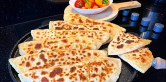 Gözleme, Türk mutfağının yüzyıllardır süregelen hamur işi lezzetlerinden biridir. Anadolu’nun her köşesinde farklı tariflerle hazırlanabilen gözleme, hem pratik hem de doyurucu oluşuyla bilinir. Geleneksel tariflerde kullanılan un ve su ile hazırlanan hamur, ince açılır ve çeşitli iç malzemelerle doldurulur. Konulu bir haber görseli.