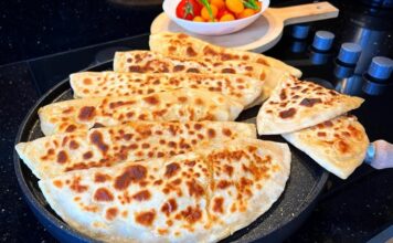 Gözleme, Türk mutfağının yüzyıllardır süregelen hamur işi lezzetlerinden biridir. Anadolu’nun her köşesinde farklı tariflerle hazırlanabilen gözleme, hem pratik hem de doyurucu oluşuyla bilinir. Geleneksel tariflerde kullanılan un ve su ile hazırlanan hamur, ince açılır ve çeşitli iç malzemelerle doldurulur. Konulu bir haber görseli.