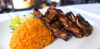 Pasifik Okyanusu’nun incisi olarak anılan Guam, yalnızca doğal güzellikleriyle değil, aynı zamanda zengin ve özgün mutfağı ile de dikkat çeker. Ada mutfağı, hem yerli Chamorro halkının yüzyıllar boyunca geliştirdiği geleneksel yöntemleri hem de farklı kültürlerden alınan etkileri bir araya getirir. Tarih boyunca İspanyol, Japon ve Amerikan hâkimiyetine giren ada, bu süreçlerde gastronomik çeşitliliğini artırmıştır. Bu da Guam mutfağına benzersiz bir karakter kazandırmıştır. Konulu bir haber görseli.