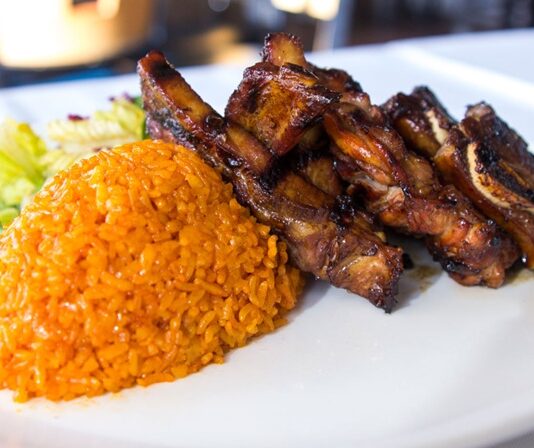 Pasifik Okyanusu’nun incisi olarak anılan Guam, yalnızca doğal güzellikleriyle değil, aynı zamanda zengin ve özgün mutfağı ile de dikkat çeker. Ada mutfağı, hem yerli Chamorro halkının yüzyıllar boyunca geliştirdiği geleneksel yöntemleri hem de farklı kültürlerden alınan etkileri bir araya getirir. Tarih boyunca İspanyol, Japon ve Amerikan hâkimiyetine giren ada, bu süreçlerde gastronomik çeşitliliğini artırmıştır. Bu da Guam mutfağına benzersiz bir karakter kazandırmıştır. Konulu bir haber görseli.