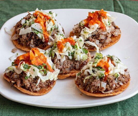 Guatemala mutfağı, Maya medeniyetinin mirası ile İspanyol, Afrika ve Karayip etkilerini harmanlayan benzersiz bir mutfak kültürüne sahiptir. Ülkenin tarihî geçmişi, göçmen toplulukları ve coğrafi çeşitliliği, yemeklerin zenginliğini şekillendirmiştir. Yemekler hem günlük yaşamın bir parçası hem de özel kutlamalarda kültürel bir miras olarak sofralarda yer alır. Konulu bir haber görseli.