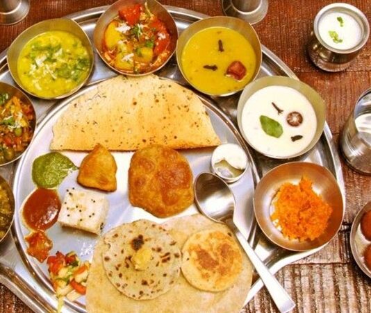 Gujarati Mutfağı, Hindistan’ın batısında yer alan Gujarat bölgesine özgü zengin ve çeşitli bir yemek kültürünü temsil eder. Bölgenin tarıma dayalı ekonomisi ve coğrafi koşulları, mutfak alışkanlıklarını şekillendirmiştir. Özellikle vejetaryen yemeklerin ağırlıkta olduğu bu mutfak, hem günlük sofraları hem de dini ve kültürel kutlamaları besleyen tariflerle doludur. Konulu bir haber görseli.