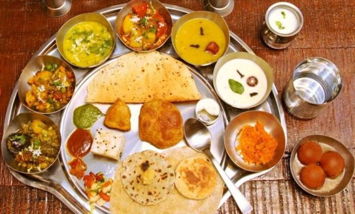 Gujarati Mutfağı, Hindistan’ın batısında yer alan Gujarat bölgesine özgü zengin ve çeşitli bir yemek kültürünü temsil eder. Bölgenin tarıma dayalı ekonomisi ve coğrafi koşulları, mutfak alışkanlıklarını şekillendirmiştir. Özellikle vejetaryen yemeklerin ağırlıkta olduğu bu mutfak, hem günlük sofraları hem de dini ve kültürel kutlamaları besleyen tariflerle doludur. Konulu bir haber görseli.