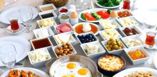 Günün en önemli öğünü olarak kabul edilen kahvaltı, hem bedensel hem de zihinsel performansı doğrudan etkiler. Sabahları vücudun ihtiyacı olan enerji ve besinleri karşılamak için özenle hazırlanmış kahvaltı tarifleri tercih etmek, sağlıklı yaşamın temel taşlarından biridir. Konulu bir haber görseli.