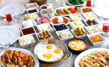 Günün en önemli öğünü olarak kabul edilen kahvaltı, hem bedensel hem de zihinsel performansı doğrudan etkiler. Sabahları vücudun ihtiyacı olan enerji ve besinleri karşılamak için özenle hazırlanmış kahvaltı tarifleri tercih etmek, sağlıklı yaşamın temel taşlarından biridir. Konulu bir haber görseli.