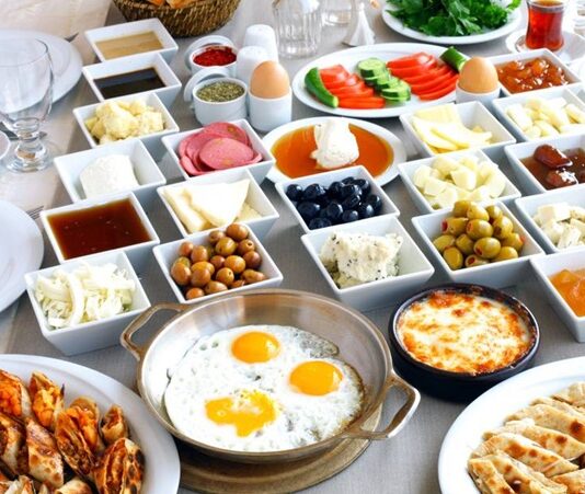 Günün en önemli öğünü olarak kabul edilen kahvaltı, hem bedensel hem de zihinsel performansı doğrudan etkiler. Sabahları vücudun ihtiyacı olan enerji ve besinleri karşılamak için özenle hazırlanmış kahvaltı tarifleri tercih etmek, sağlıklı yaşamın temel taşlarından biridir. Konulu bir haber görseli.