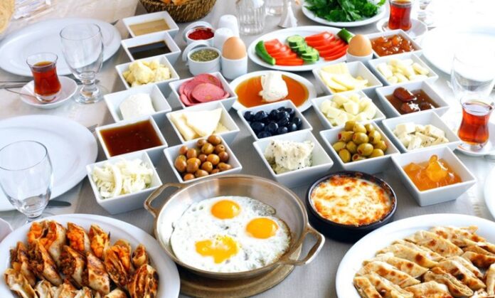 Günün en önemli öğünü olarak kabul edilen kahvaltı, hem bedensel hem de zihinsel performansı doğrudan etkiler. Sabahları vücudun ihtiyacı olan enerji ve besinleri karşılamak için özenle hazırlanmış kahvaltı tarifleri tercih etmek, sağlıklı yaşamın temel taşlarından biridir. Konulu bir haber görseli.