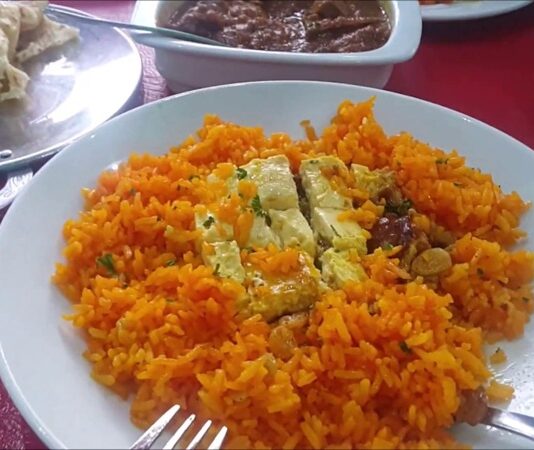 Cape Malay Mutfağı, Güney Afrika’nın özellikle Cape Town bölgesinde ortaya çıkan ve Malay kültüründen esinlenen bir yemek geleneğidir. Bu mutfak, Endonezya, Malezya ve Afrika etkilerini harmanlayarak zengin ve özgün lezzetler yaratır. Cape Malay yemekleri, baharatlı ve aromatik tatları ile tanınır ve bölgenin kültürel çeşitliliğini yansıtır. Konulu bir haber görseli.