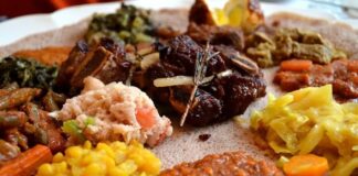 Orta Afrika Mutfağı, Kamerun, Orta Afrika Cumhuriyeti, Gabon, Kongo ve Çad gibi ülkelerin zengin kültürel ve tarımsal mirasından beslenir. Bölge mutfağı, yerel halkın yüzyıllardır süregelen tarım, balıkçılık ve hayvancılık alışkanlıklarıyla şekillenmiştir. Bu mutfak, hem günlük yaşamın hem de özel günlerin vazgeçilmez bir parçasıdır. Konulu bir haber görseli.