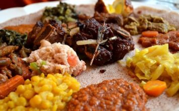 Orta Afrika Mutfağı, Kamerun, Orta Afrika Cumhuriyeti, Gabon, Kongo ve Çad gibi ülkelerin zengin kültürel ve tarımsal mirasından beslenir. Bölge mutfağı, yerel halkın yüzyıllardır süregelen tarım, balıkçılık ve hayvancılık alışkanlıklarıyla şekillenmiştir. Bu mutfak, hem günlük yaşamın hem de özel günlerin vazgeçilmez bir parçasıdır. Konulu bir haber görseli.