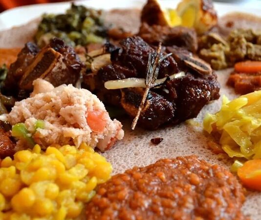 Orta Afrika Mutfağı, Kamerun, Orta Afrika Cumhuriyeti, Gabon, Kongo ve Çad gibi ülkelerin zengin kültürel ve tarımsal mirasından beslenir. Bölge mutfağı, yerel halkın yüzyıllardır süregelen tarım, balıkçılık ve hayvancılık alışkanlıklarıyla şekillenmiştir. Bu mutfak, hem günlük yaşamın hem de özel günlerin vazgeçilmez bir parçasıdır. Konulu bir haber görseli.