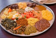 Güney Afrika Mutfağı Güney Afrika mutfağı, farklı kültürlerin buluşmasıyla oluşan çok renkli bir gastronomi dünyasına sahiptir. Yerli kabilelerin yüzyıllardır süregelen yemek gelenekleri, Avrupalı sömürgecilerin etkisi ve Asya’dan gelen göçmenlerin katkısıyla bu mutfak benzersiz bir çeşitlilik kazanmıştır. Yerel halkın avcılık, tarım ve balıkçılık yoluyla geliştirdiği tarifler, günümüzde bile bölgenin mutfağında büyük önem taşır. Konulu bir haber görseli.