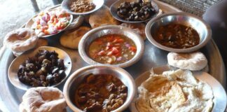 Güney Sudan mutfağı, ülkenin kültürel çeşitliliğini ve tarihsel dokusunu yansıtan oldukça zengin bir yapıya sahiptir. Afrika kıtasının en genç ülkelerinden biri olan Güney Sudan, farklı etnik grupların bir arada yaşadığı bir coğrafyada bulunur. Bu da doğal olarak sofralara farklı tatların, pişirme yöntemlerinin ve geleneksel yemeklerin taşınmasını sağlar. Yemekler, sadece doyurucu olmakla kalmaz; aynı zamanda toplumsal yaşamda paylaşmanın, dayanışmanın ve misafirperverliğin de simgesidir. Konulu bir haber görseli.