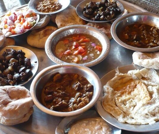 Güney Sudan mutfağı, ülkenin kültürel çeşitliliğini ve tarihsel dokusunu yansıtan oldukça zengin bir yapıya sahiptir. Afrika kıtasının en genç ülkelerinden biri olan Güney Sudan, farklı etnik grupların bir arada yaşadığı bir coğrafyada bulunur. Bu da doğal olarak sofralara farklı tatların, pişirme yöntemlerinin ve geleneksel yemeklerin taşınmasını sağlar. Yemekler, sadece doyurucu olmakla kalmaz; aynı zamanda toplumsal yaşamda paylaşmanın, dayanışmanın ve misafirperverliğin de simgesidir. Konulu bir haber görseli.