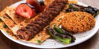 Güneydoğu Anadolu mutfağı, Türkiye’nin en köklü ve zengin mutfak kültürlerinden biridir. Yüzyıllardır pek çok medeniyete ev sahipliği yapmış bu bölge, tarihi boyunca hem kültürel hem de gastronomik açıdan büyük bir miras oluşturmuştur. Baharatların yoğun kullanımı, et yemeklerinin çeşitliliği ve yöreye özgü pişirme teknikleri, bu mutfağı eşsiz kılar. Konulu bir haber görseli.