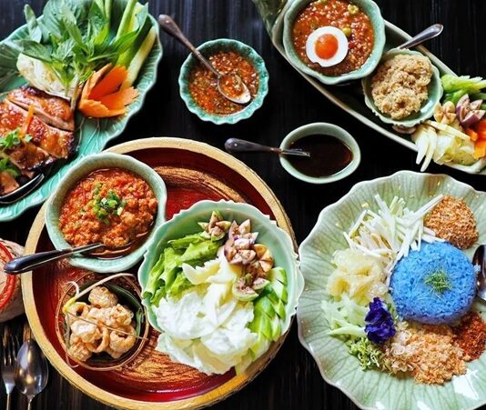 Güneydoğu Asya mutfağı, çeşitliliği ve dengeli tatlarıyla dünyanın en zengin mutfakları arasında yer alır. Bu mutfakta öne çıkan en önemli özelliklerden biri, tuzlu, ekşi, tatlı ve acı tatların bir arada ustalıkla kullanılmasıdır. Her ülke kendine has baharatları ve pişirme yöntemleriyle öne çıkarken, ortak bir damak kültürü de gözlemlenir. Özellikle pirinç, erişte ve deniz ürünleri bu bölgenin mutfaklarının temel taşlarını oluşturur. Konulu bir haber görseli.