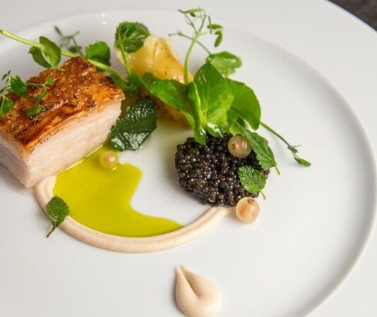 Gurme kavramı, tarih boyunca yemek ve içecekleri derin bir bilgiyle değerlendiren kişiler için kullanılmıştır. Fransız mutfağından dünyaya yayılan bu anlayış, yalnızca damak tadını değil aynı zamanda kültürel birikimi de yansıtır. Bir gurme, sıradan bir yemeği sadece tat açısından değil, dokusu, kokusu ve sunumuyla da değerlendirir. Bu yüzden gurmelik, yemek yemenin ötesinde bir deneyim olarak görülür. Konulu bir haber görseli.