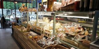 Son yıllarda şehirlerdeki alışveriş kültürü, gurme marketler sayesinde farklı bir boyut kazandı. Geleneksel market anlayışının ötesine geçen bu özel mağazalar, müşterilerine yalnızca ürün değil, aynı zamanda bir yaşam tarzı sunuyor. Raflarında yer alan ithal peynirlerden el yapımı çikolatalara, organik sebzelerden nadir baharatlara kadar geniş bir ürün yelpazesi sunan gurme marketler, özellikle gastronomi meraklılarının gözdesi haline geldi. Konulu bir haber görseli.