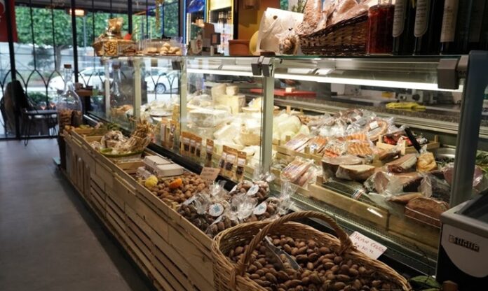 Son yıllarda şehirlerdeki alışveriş kültürü, gurme marketler sayesinde farklı bir boyut kazandı. Geleneksel market anlayışının ötesine geçen bu özel mağazalar, müşterilerine yalnızca ürün değil, aynı zamanda bir yaşam tarzı sunuyor. Raflarında yer alan ithal peynirlerden el yapımı çikolatalara, organik sebzelerden nadir baharatlara kadar geniş bir ürün yelpazesi sunan gurme marketler, özellikle gastronomi meraklılarının gözdesi haline geldi. Konulu bir haber görseli.