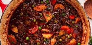 Güveçte pişirme, özellikle Anadolu mutfağının en eski tekniklerinden biridir. Toprak kaplar kullanılarak yapılan bu pişirme yöntemi, yemeklere eşsiz bir aroma ve yumuşak bir doku kazandırır. Güveçte pişirilen yemekler, düşük ısıda yavaşça piştiği için hem malzemelerin besin değerini korur hem de lezzetlerin birbirine geçmesini sağlar. Konulu bir haber görseli.