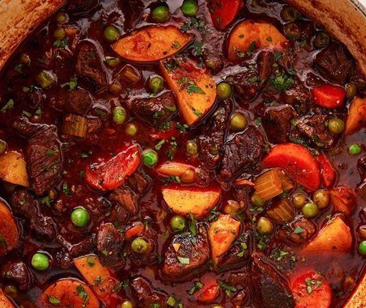 Güveçte pişirme, özellikle Anadolu mutfağının en eski tekniklerinden biridir. Toprak kaplar kullanılarak yapılan bu pişirme yöntemi, yemeklere eşsiz bir aroma ve yumuşak bir doku kazandırır. Güveçte pişirilen yemekler, düşük ısıda yavaşça piştiği için hem malzemelerin besin değerini korur hem de lezzetlerin birbirine geçmesini sağlar. Konulu bir haber görseli.