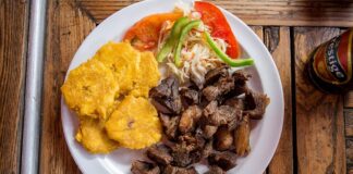 Haiti mutfağı, Afrika, Fransız ve Karayip kültürlerinin birleşimiyle oluşmuş, renkli ve lezzetli bir mutfaktır. Adanın tarihi, köle ticareti ve sömürge dönemleri, mutfağın karakterini şekillendirmiştir. Yemekler hem günlük yaşamda hem de özel kutlamalarda önemli bir yer tutar. Konulu bir haber görseli.