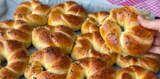 Hamur işi tariflerinin başarısı, doğru hamur hazırlama tekniklerine bağlıdır. İyi hazırlanmış bir hamur, pişirme sırasında homojen bir yapı sağlar ve ürünün kabarmasını destekler. Hamurda kullanılan un, su, yağ ve maya miktarı tarifin sonucunu doğrudan etkiler. Konulu bir haber görseli.