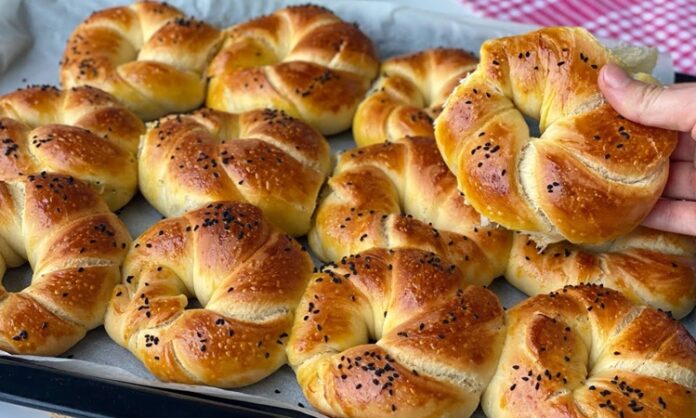 Hamur İşi Pişirme Teknikleri ve Lezzetli Tarifler Hamur işi tariflerinin başarısı, doğru hamur hazırlama tekniklerine bağlıdır. İyi hazırlanmış bir hamur, pişirme sırasında homojen bir yapı sağlar ve ürünün kabarmasını destekler. Hamurda kullanılan un, su, yağ ve maya miktarı tarifin sonucunu doğrudan etkiler. Konulu bir haber görseli.