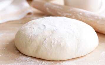 Hamur, yüzyıllardır mutfakların vazgeçilmez temel malzemesi olmuştur. Ekmekten böreğe, pizzadan tatlılara kadar uzanan geniş kullanım alanı, hamurun kültürel ve gastronomik önemini ortaya koyar. Tarih boyunca farklı uygarlıklar, kendi mutfak geleneklerinde hamuru hem besleyici hem de yaratıcı bir temel olarak değerlendirmiştir. Konulu bir haber görseli.