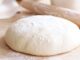 Hamur, yüzyıllardır mutfakların vazgeçilmez temel malzemesi olmuştur. Ekmekten böreğe, pizzadan tatlılara kadar uzanan geniş kullanım alanı, hamurun kültürel ve gastronomik önemini ortaya koyar. Tarih boyunca farklı uygarlıklar, kendi mutfak geleneklerinde hamuru hem besleyici hem de yaratıcı bir temel olarak değerlendirmiştir. Konulu bir haber görseli.