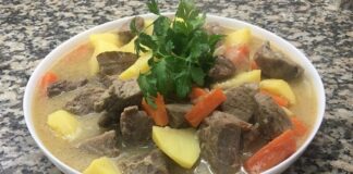 Haşlama Tarifinin Geleneksel Lezzeti ve Günümüzdeki Yeri Haşlama, Türk mutfağının en sade ama en lezzetli yemeklerinden biri olarak bilinir. Osmanlı mutfak kültüründen günümüze kadar uzanan bu yemek, özellikle kış aylarında sofraların vazgeçilmezi olmuştur. Hem besleyici hem de yapılışı kolay olması nedeniyle Anadolu’nun farklı bölgelerinde farklı çeşitleriyle karşımıza çıkar. Tarihsel kaynaklarda, özellikle etin uzun süre dayanmasını sağlamak amacıyla kullanılan pişirme yöntemlerinden birinin haşlama olduğu görülmektedir. Bu yönüyle haşlama yalnızca bir yemek değil, aynı zamanda kültürel bir miras niteliği taşır. Konulu bir haber görseli.