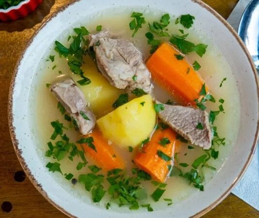 Haşlama tarifleri, sağlıklı beslenmek isteyenler için en pratik ve besleyici yöntemlerden biridir. Et, tavuk, balık ya da sebzeler, su ya da aromatik bir sıvı içinde yavaş yavaş pişirilerek yumuşacık bir kıvama gelir. Bu yöntem, hem malzemenin besin değerini korur hem de yağ eklemeden lezzetli yemekler hazırlamanızı sağlar. Konulu bir haber görseli.
