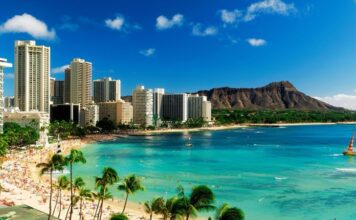 Havai mutfağı, Pasifik kültürlerinin birleşiminden doğan zengin ve çok yönlü bir gastronomi geleneği olarak öne çıkar. Bu mutfak yalnızca tatlarıyla değil, aynı zamanda ada halkının yaşam biçimini, doğayla uyumunu ve tarih boyunca farklı kültürlerden aldığı etkileri yansıtan yönleriyle de dikkat çeker. Geleneksel Havai yemekleri, adanın doğal kaynaklarına dayalıdır ve özellikle deniz ürünleri, tropikal meyveler ve taro kökü gibi özgün malzemelerle hazırlanır. Bunun yanı sıra, Amerika, Asya ve Polinezya mutfaklarının etkisiyle şekillenen çeşitlilik, Havai mutfağını benzersiz kılar. konulu bir haber görseli.