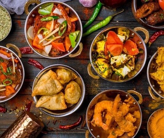 Hint Lezzetleriyle Sofralarda Renk ve Aroma Yolculuğu Hint mutfağı, baharat zenginliği, renkli sunumları ve çeşitlilik açısından dünya mutfakları arasında özel bir yere sahiptir. Hint lezzetleri, yalnızca tatları ile değil, aynı zamanda kültürel ve tarihi mirasıyla da dikkat çeker. Her yemeğin ardında bir hikaye, bir gelenek ve bölgesel farklılıklar bulunur. Bu nedenle Hint mutfağı, sadece yemek değil, aynı zamanda bir kültür deneyimi olarak da öne çıkar. Konulu bir haber görseli.