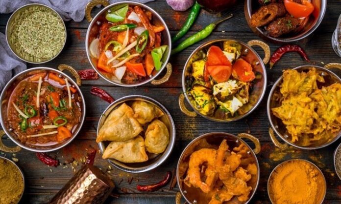 Hint mutfağı, baharat zenginliği, renkli sunumları ve çeşitlilik açısından dünya mutfakları arasında özel bir yere sahiptir. Hint lezzetleri, yalnızca tatları ile değil, aynı zamanda kültürel ve tarihi mirasıyla da dikkat çeker. Her yemeğin ardında bir hikaye, bir gelenek ve bölgesel farklılıklar bulunur. Bu nedenle Hint mutfağı, sadece yemek değil, aynı zamanda bir kültür deneyimi olarak da öne çıkar. Konulu bir haber görseli.