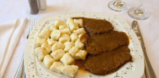 Hırvatistan mutfağı, Adriyatik Denizi’nin kıyı bölgeleri ve Balkan iç kesimlerinin birleşimiyle oluşmuş zengin bir yemek kültürüne sahiptir. Hırvat yemekleri, tarih boyunca Osmanlı, Avusturya-Macaristan ve İtalyan etkilerini taşımıştır. Bu etkileşim, özellikle et, deniz ürünleri ve taze sebzelerin bir arada kullanıldığı yemeklerde kendini gösterir. Sahil bölgelerinde deniz ürünleri ve balık yemekleri öne çıkarken, iç kesimlerde et ve sebze ağırlıklı tarifler dikkat çeker. Konulu bir haber görseli.