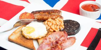 İngiliz mutfağı, tarih boyunca denizcilik, sömürgecilik ve farklı kültürlerle kurulan etkileşimler sayesinde oldukça zengin bir gastronomi kültürü geliştirmiştir. Ada ülkesi olmasının getirdiği avantajla deniz ürünleri, balık çeşitleri ve baharat kullanımı mutfağın önemli unsurları arasında yer alır. Geleneksel tarifler, sade malzemelerle hazırlanırken doyurucu ve besleyici özellikleriyle öne çıkar. Konulu bir haber görseli.