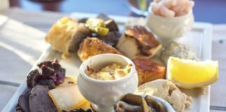 Inuit Mutfağı, Kuzey Kutbu’nun zorlu ikliminde hayatta kalmanın bir sonucu olarak şekillenmiş özgün bir mutfak kültürüdür. Bu mutfak, yüzyıllardır Inuit halkının günlük yaşamında hayati bir rol oynamış ve onların doğayla uyum içinde yaşamalarını sağlamıştır. Zorlu kış koşulları, sınırlı tarım imkanları ve uzun süreli karanlık dönemler, Inuit yemeklerini hayvansal kaynaklar üzerine inşa etmiştir. Konulu bir haber görseli.