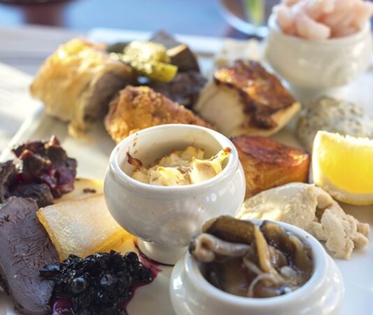 Inuit Mutfağı, Kuzey Kutbu’nun zorlu ikliminde hayatta kalmanın bir sonucu olarak şekillenmiş özgün bir mutfak kültürüdür. Bu mutfak, yüzyıllardır Inuit halkının günlük yaşamında hayati bir rol oynamış ve onların doğayla uyum içinde yaşamalarını sağlamıştır. Zorlu kış koşulları, sınırlı tarım imkanları ve uzun süreli karanlık dönemler, Inuit yemeklerini hayvansal kaynaklar üzerine inşa etmiştir. Konulu bir haber görseli.