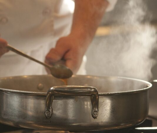 Isıl işlem, yiyeceklerin belirli bir sıcaklık ve süreye maruz bırakılarak pişirilmesi sürecidir. Bu işlem, yiyeceklerin hem lezzetini artırır hem de sağlık açısından güvenli olmasını sağlar. Günümüzde pişirme türleri, mutfak kültürlerinin ayrılmaz bir parçası haline gelmiştir. Doğru uygulandığında yiyeceklerin besin değerleri korunurken, istenmeyen mikroorganizmaların yok edilmesi sağlanır. Konulu bir haber görseli.