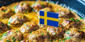 İsveç mutfağı, İskandinav coğrafyasının iklimi, doğası ve yaşam kültüründen derin izler taşır. Soğuk iklim koşulları, yemeklerin hem besleyici hem de uzun süre saklanabilir olmasını zorunlu kılmıştır. Bu nedenle kurutma, tuzlama ve tütsüleme gibi saklama yöntemleri, İsveç yemek kültürünün önemli bir parçası haline gelmiştir. Yemeklerde sade ve doğal malzemelerin ön planda olması, mutfağın karakteristik özelliklerinden biridir. Konulu bir haber görseli.