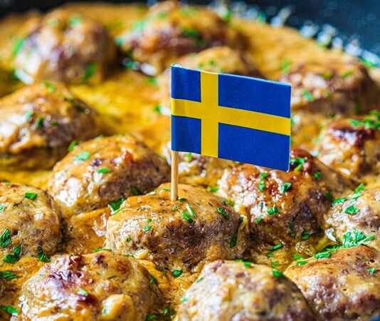 İsveç mutfağı, İskandinav coğrafyasının iklimi, doğası ve yaşam kültüründen derin izler taşır. Soğuk iklim koşulları, yemeklerin hem besleyici hem de uzun süre saklanabilir olmasını zorunlu kılmıştır. Bu nedenle kurutma, tuzlama ve tütsüleme gibi saklama yöntemleri, İsveç yemek kültürünün önemli bir parçası haline gelmiştir. Yemeklerde sade ve doğal malzemelerin ön planda olması, mutfağın karakteristik özelliklerinden biridir. Konulu bir haber görseli.